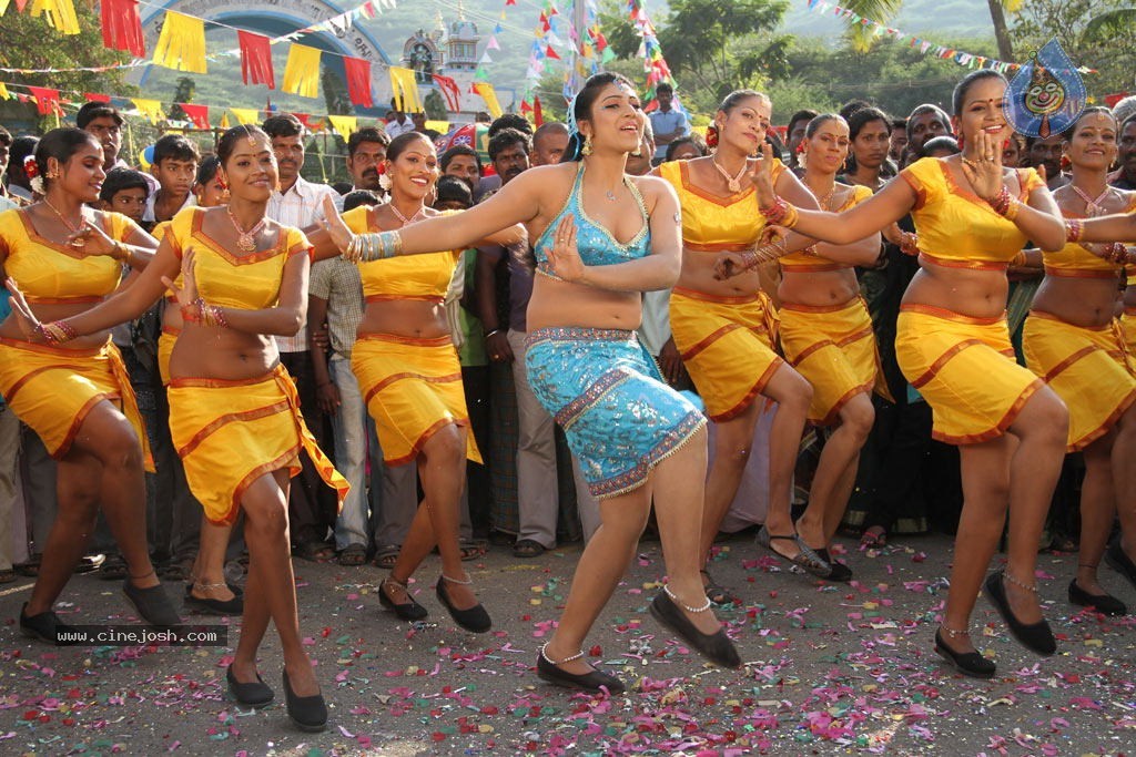 Marudhavelu Tamil Movie Hot Stills - 12 / 23 photos