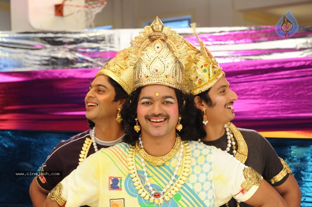 Nanban(3 Idiots Remake) Movie Stills - 12 / 16 photos