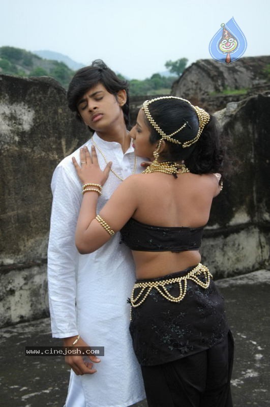 Narthaki Tamil Movie Stills - 30 / 54 photos