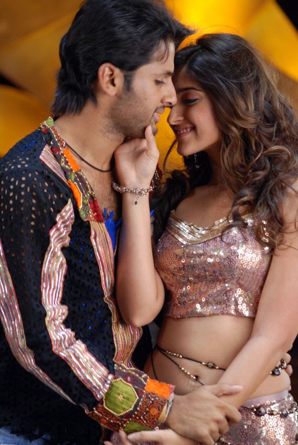 Nitin - Ileana - Rechipo - Movie Stills - 15 / 19 photos