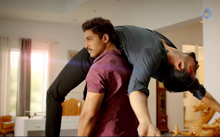 Sarrainodu Movie Photos - 16 / 19 photos