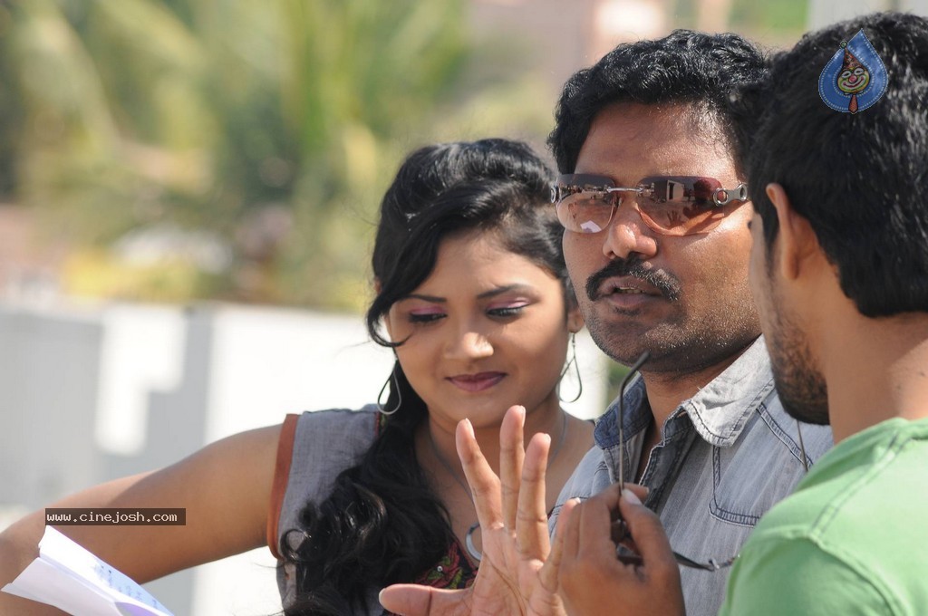 Satyam Vaipu Margam Stills n Walls - 22 / 49 photos