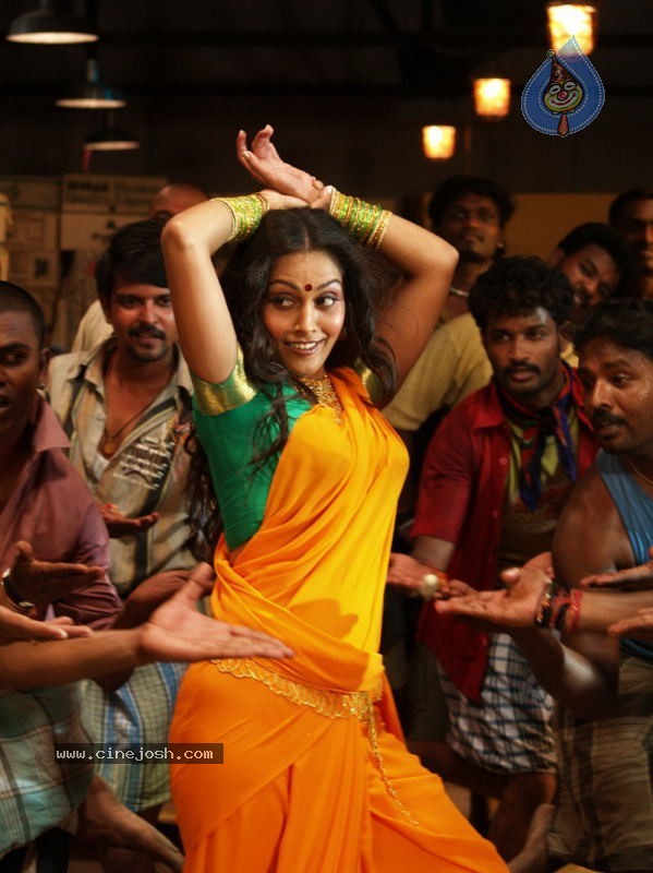 Sneham Movie Stills - 5 / 29 photos