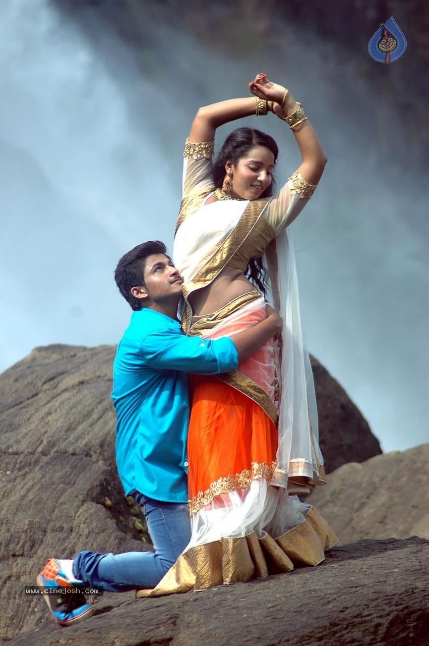 Vandanam Movie Stills