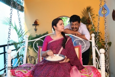 Kaatrin Mozhi Movie Stills - 6 of 11