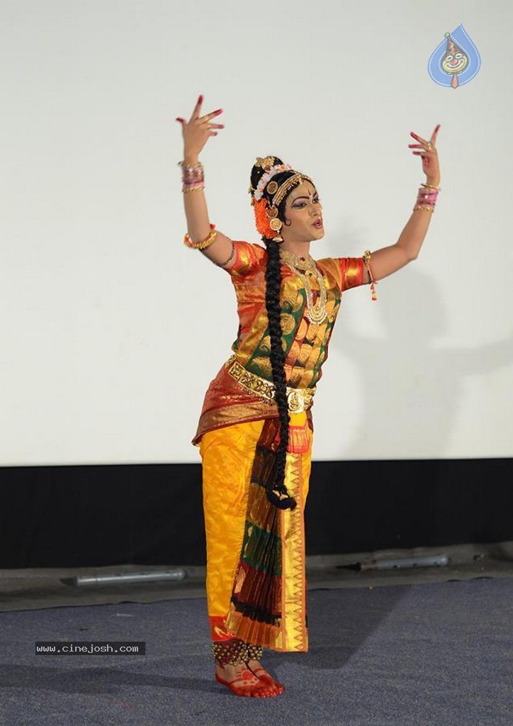 Haleem Khan's Thanksgiving Dance Show - 35 / 36 photos