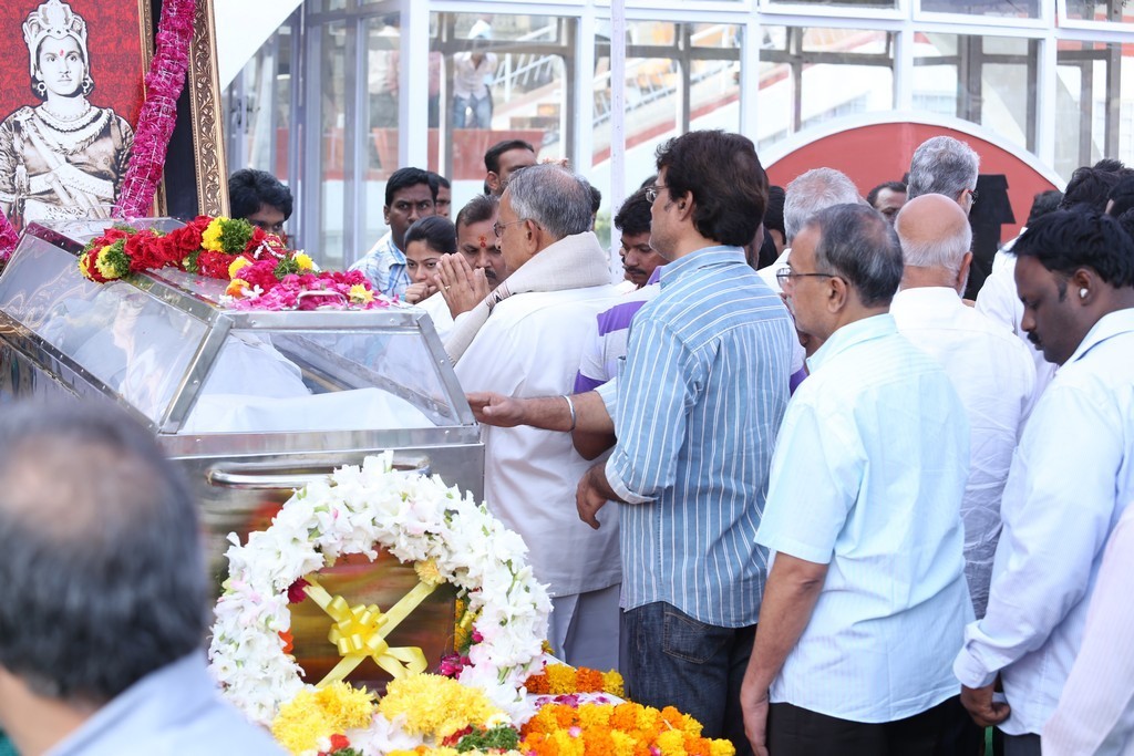 Akkineni Nageswara Rao Condolences Photos - 106 / 450 photos