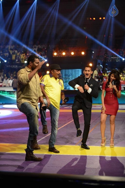 Celebrities at PRO Kabaddi Match - 9 / 48 photos