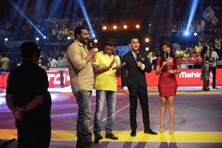 Celebrities at PRO Kabaddi Match - 15 / 48 photos