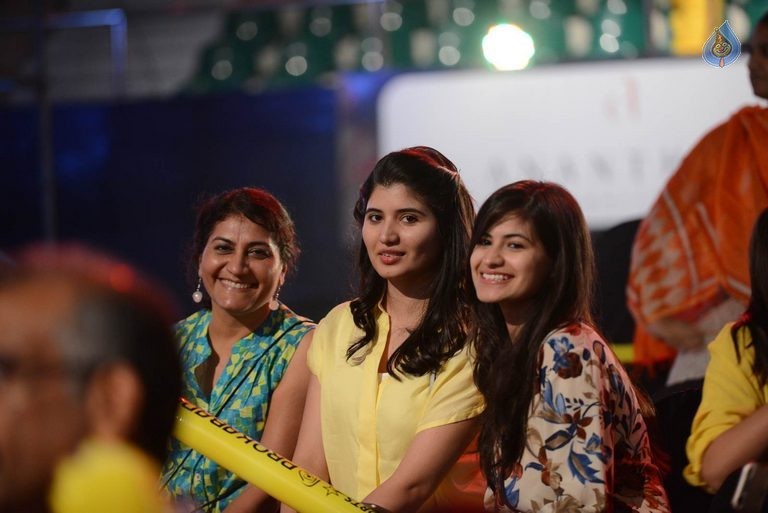 Celebrities at PRO Kabaddi Match - 16 / 48 photos