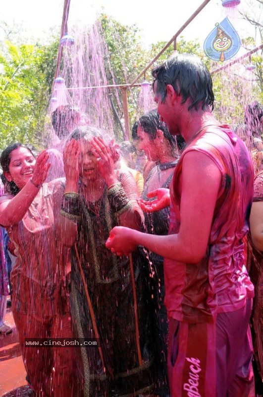 Chandrababu Naidu and Others Celebrates Holi at Hyd - 4 / 26 photos