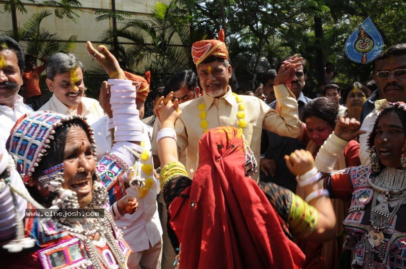 Chandrababu Naidu and Others Celebrates Holi at Hyd - 11 / 26 photos