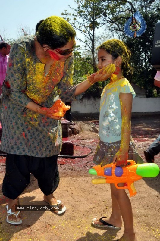 Chandrababu Naidu and Others Celebrates Holi at Hyd - 12 / 26 photos