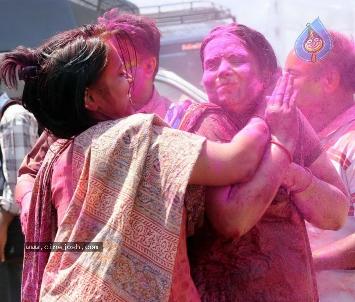 Chandrababu Naidu and Others Celebrates Holi at Hyd - 19 / 26 photos