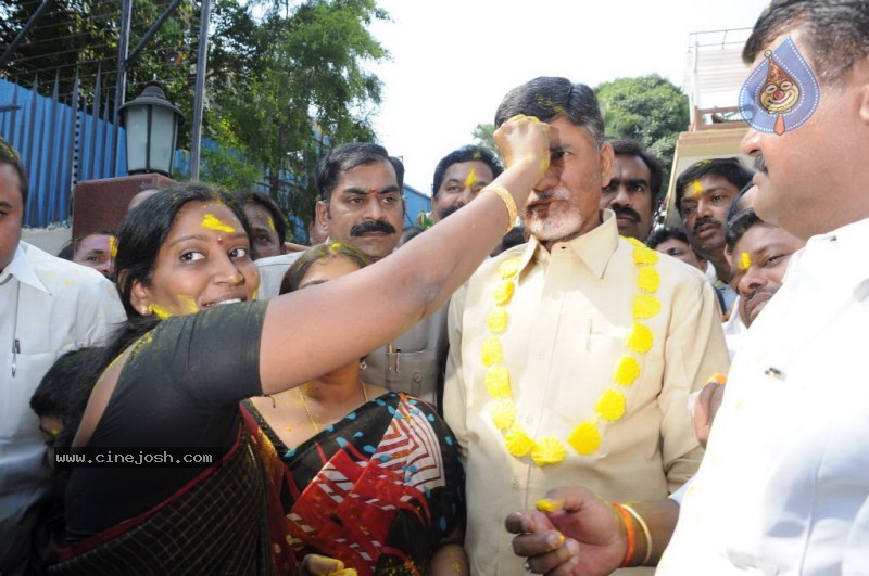 Chandrababu Naidu and Others Celebrates Holi at Hyd - 22 / 26 photos