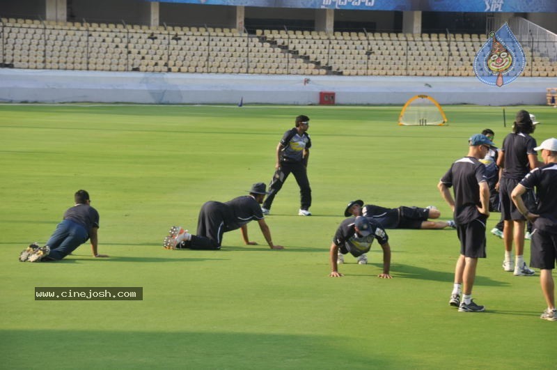 Deccan Chargers Practicing Photos - 29 / 100 photos