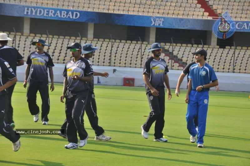 Deccan Chargers Practicing Photos - 39 / 100 photos