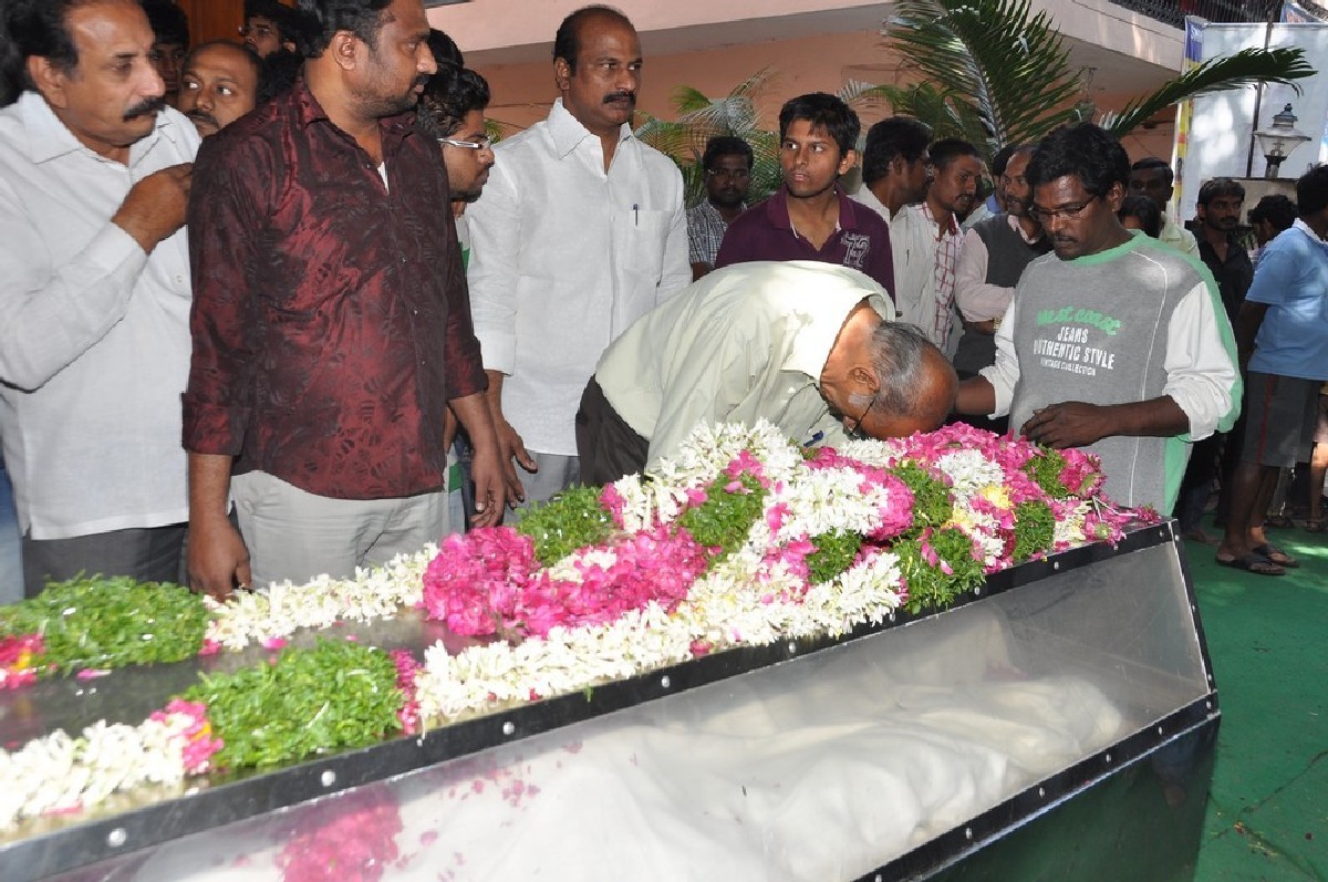 Dharmavarapu Condolences Photos - 90 / 179 photos