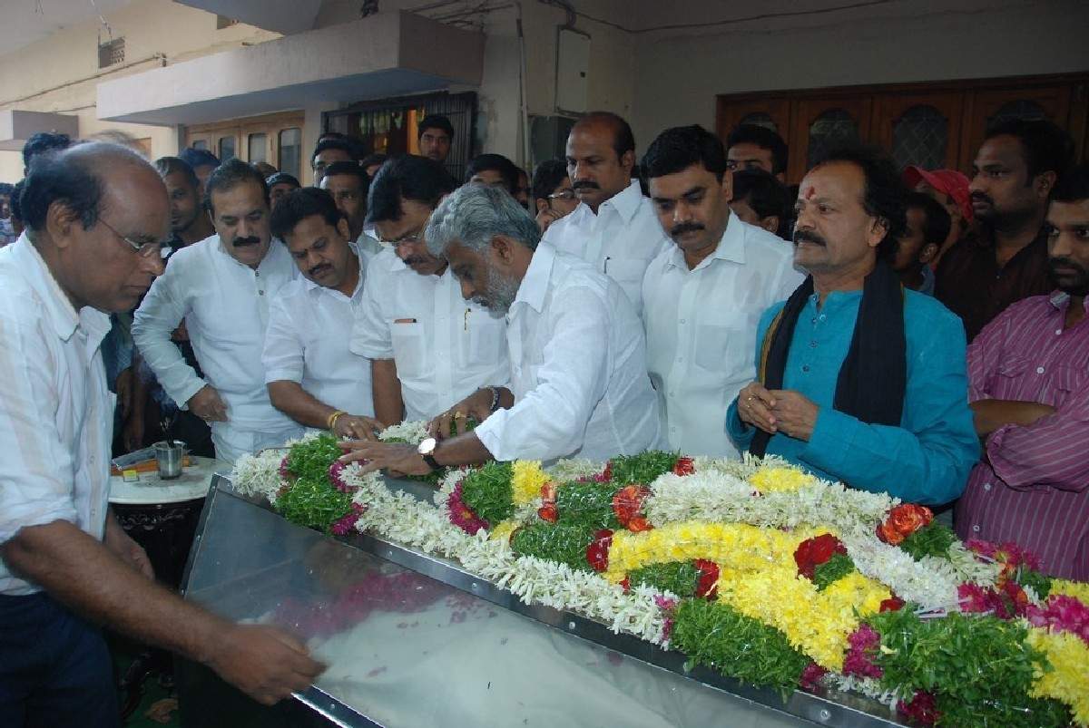 Dharmavarapu Condolences Photos - 93 / 179 photos