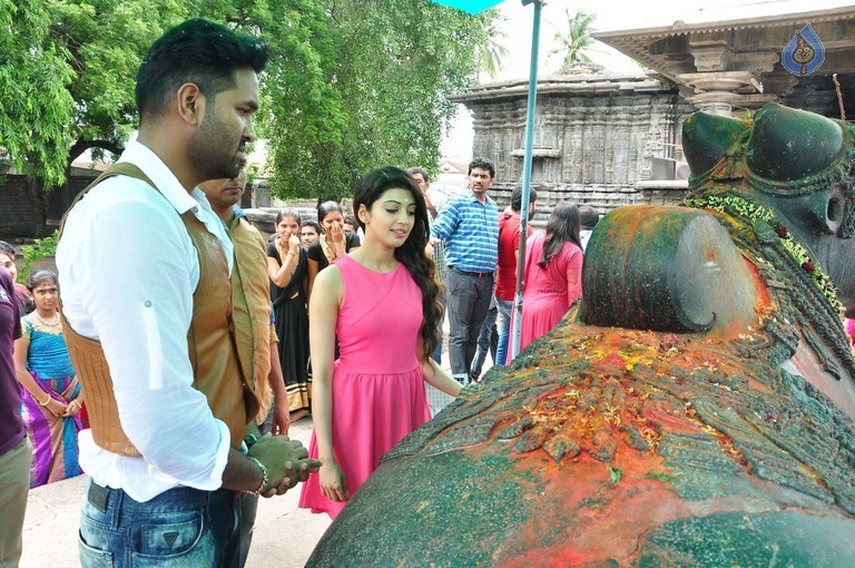 Dynamite Team at Warangal Thousand Pillar Temple - 27 / 36 photos