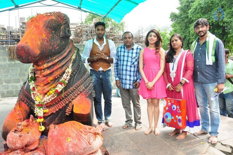 Dynamite Team at Warangal Thousand Pillar Temple - 33 / 36 photos