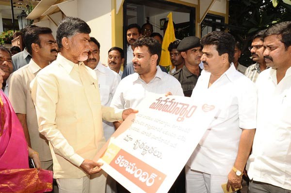 Harikrishan Donates For Flood Victims - 30 / 36 photos