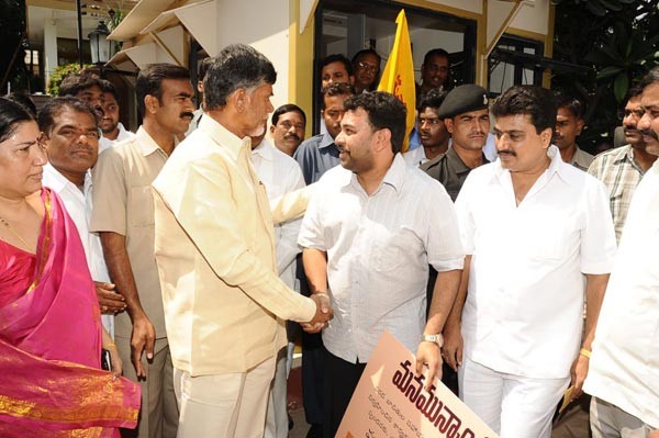 Harikrishan Donates For Flood Victims - 32 / 36 photos