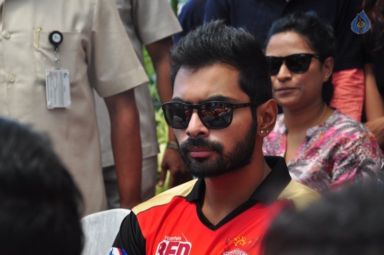 IPL Sunrisers Team Felicitates Apollo Doctors - 31 / 40 photos