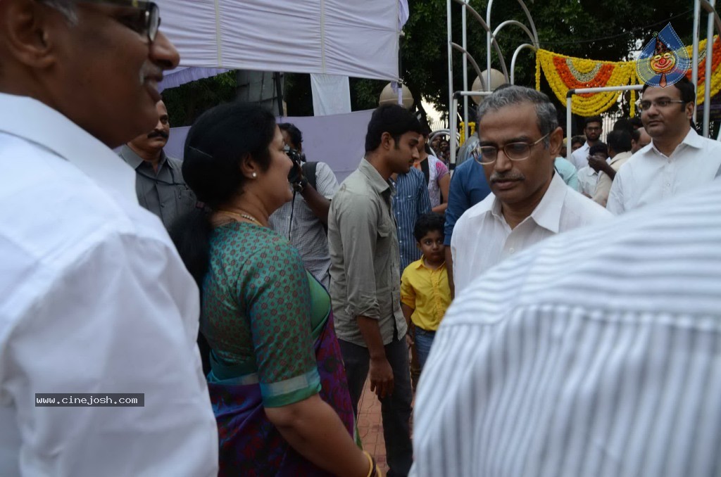 Nandamuri Family at NTR Ghat - 46 / 141 photos