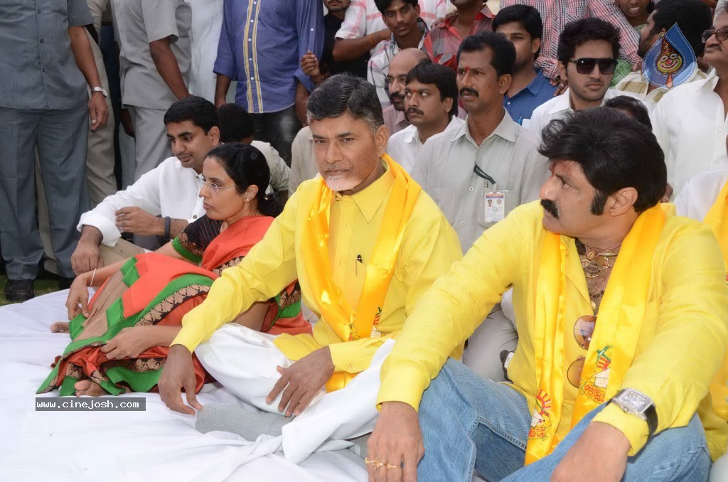 Nandamuri Family at NTR Ghat - 64 / 141 photos