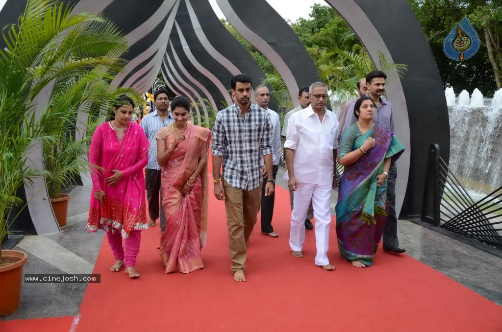 Nandamuri Family at NTR Ghat - 70 / 141 photos