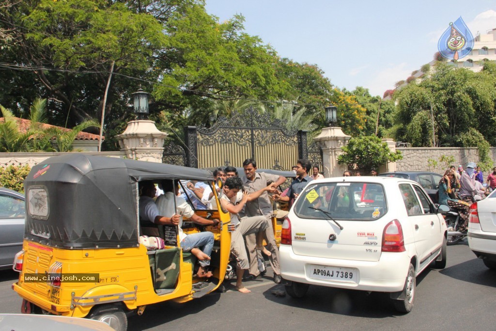 Ram Charan Assaults Car Driver - 13 / 28 photos