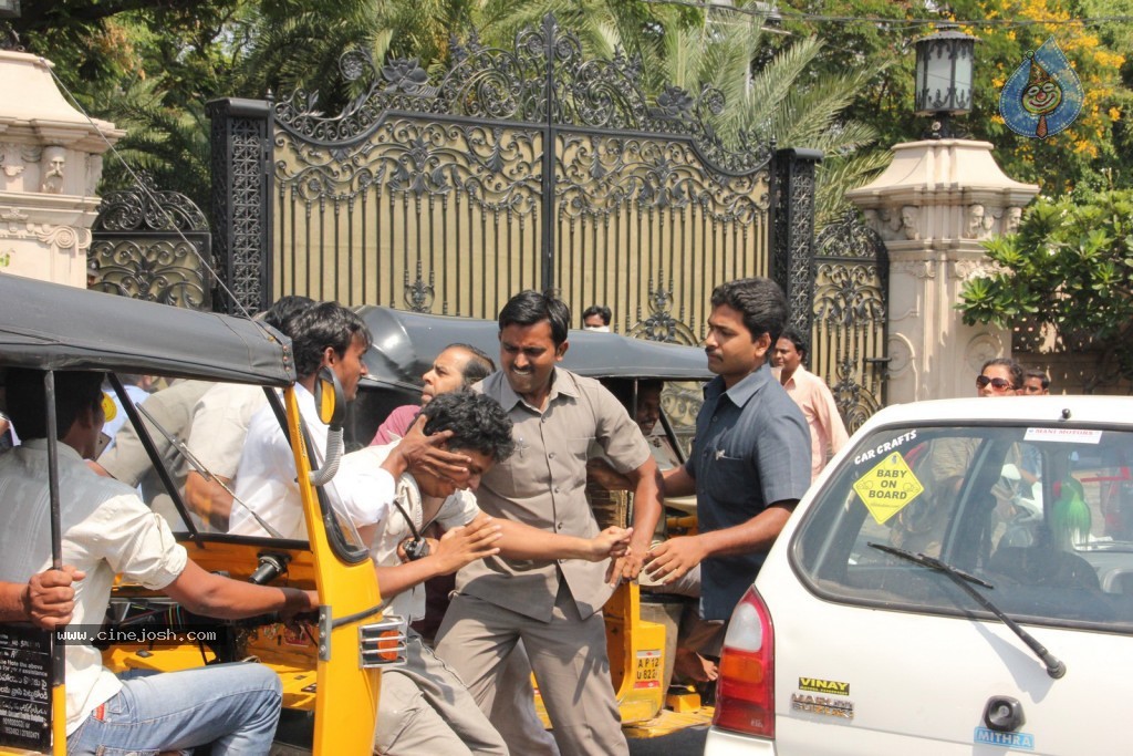 Ram Charan Assaults Car Driver - 14 / 28 photos