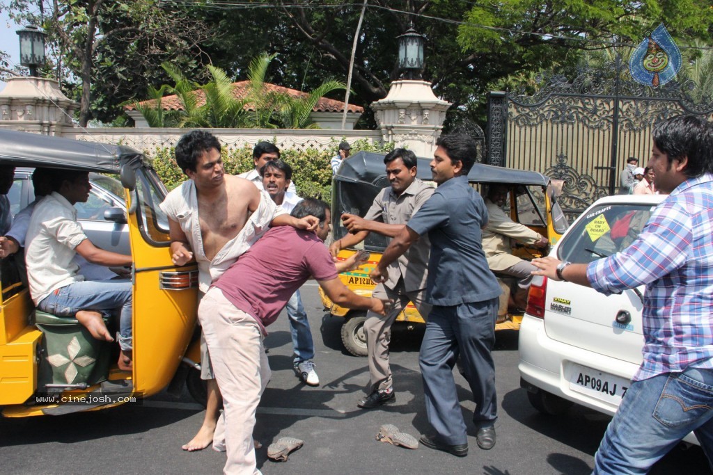 Ram Charan Assaults Car Driver - 23 / 28 photos