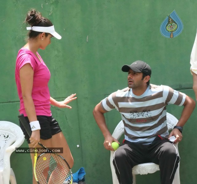 Saniya Mirza Nude Pic - Sania Mirza n Shoaib Malik at LB Stadium - Photo 14 of 15