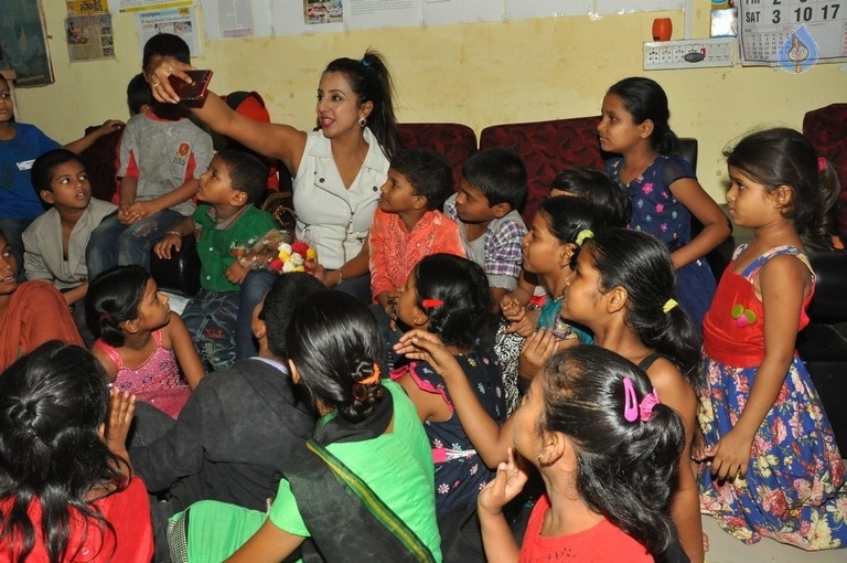 Sanjjanaa Visits Serve Needy Voluntary Organization - 26 / 41 photos