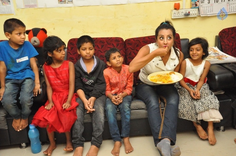 Sanjjanaa Visits Serve Needy Voluntary Organization - 28 / 41 photos