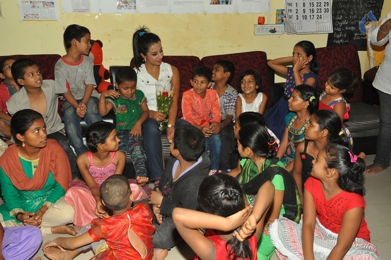 Sanjjanaa Visits Serve Needy Voluntary Organization - 31 / 41 photos
