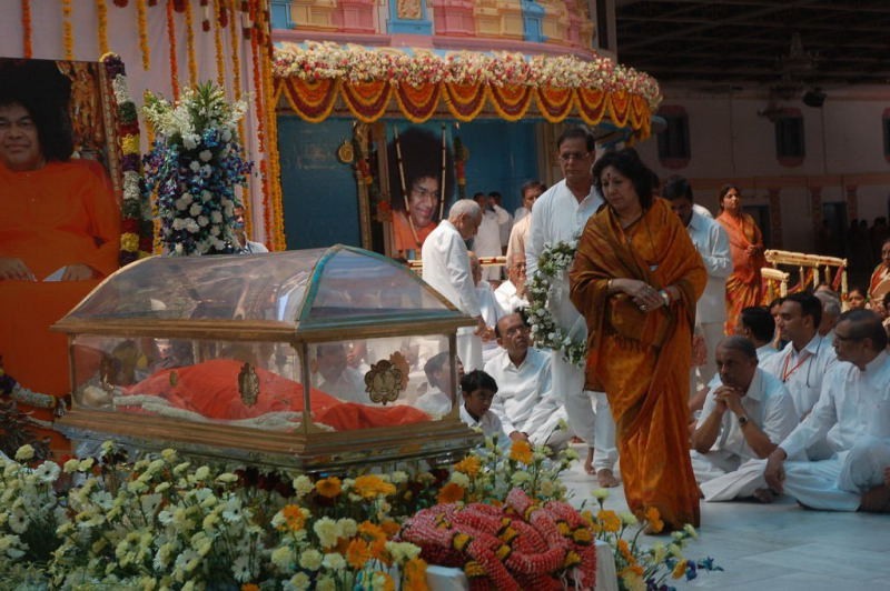 Sathya Sai Baba Condolences Photos - 66 / 109 photos