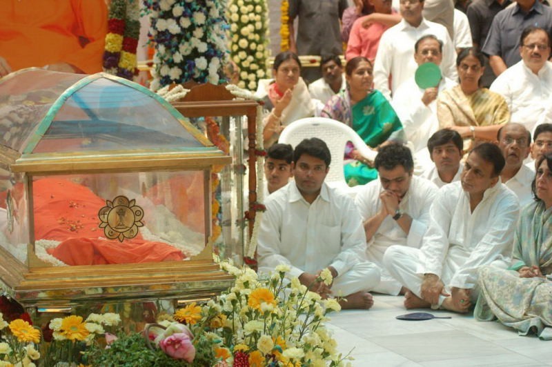 Sathya Sai Baba Condolences Photos - 69 / 109 photos