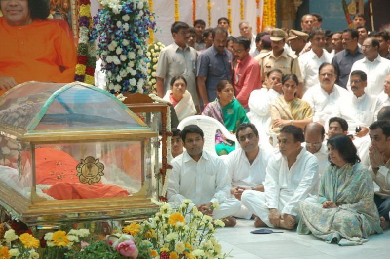 Sathya Sai Baba Condolences Photos - 78 / 109 photos