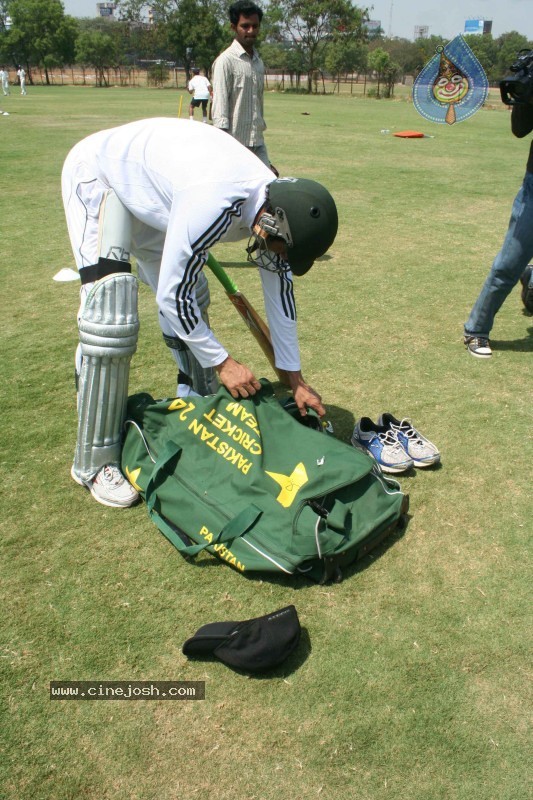 Shoaib Malik Practicing Cricket with Hyderabad Players - 13 / 14 photos