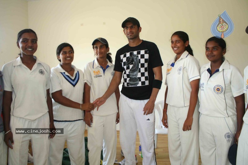 Shoaib Malik Practicing Cricket with Hyderabad Players - 14 / 14 photos