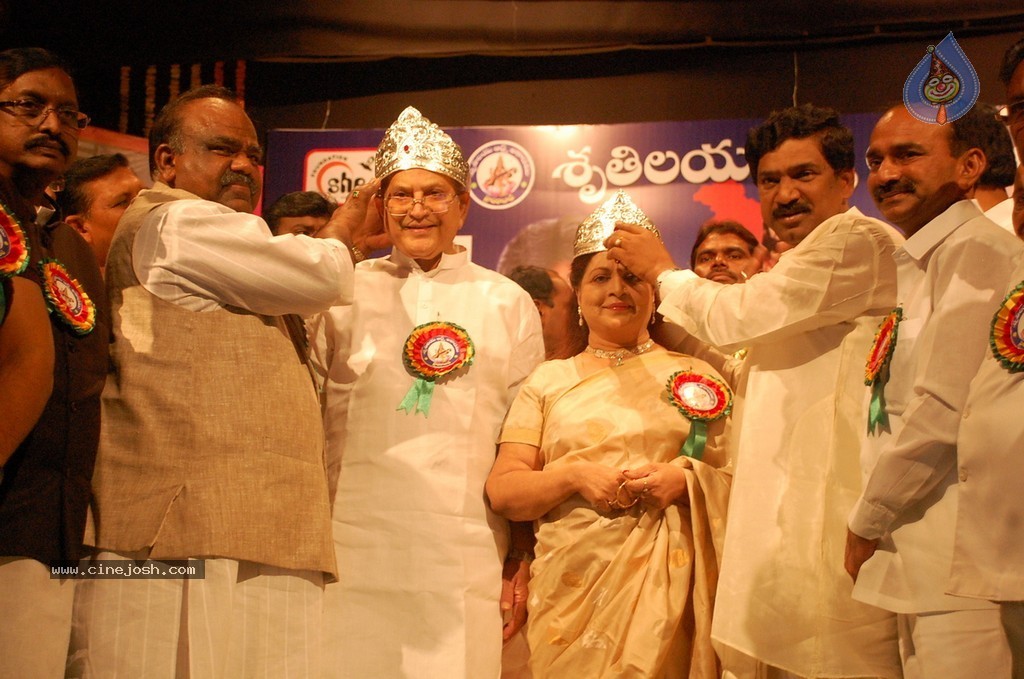 Silver Crown Award to Krishna n Vijaya Nirmala - 20 / 35 photos