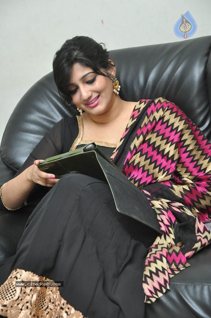 Singer Divya Stills - 20 / 36 photos