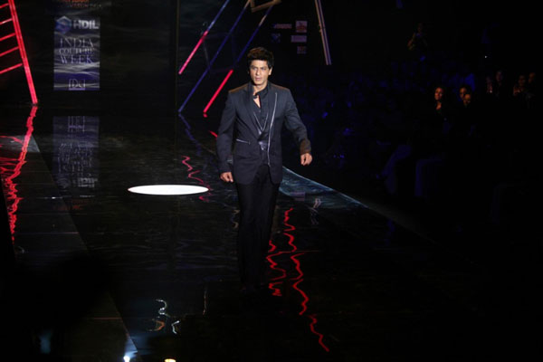 SRK Ranbir Imran walk the ramp at HDIL Couture Week  - 1 / 20 photos