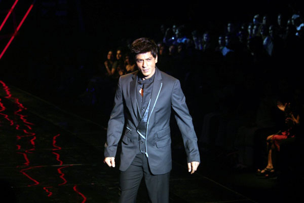 SRK Ranbir Imran walk the ramp at HDIL Couture Week  - 4 / 20 photos