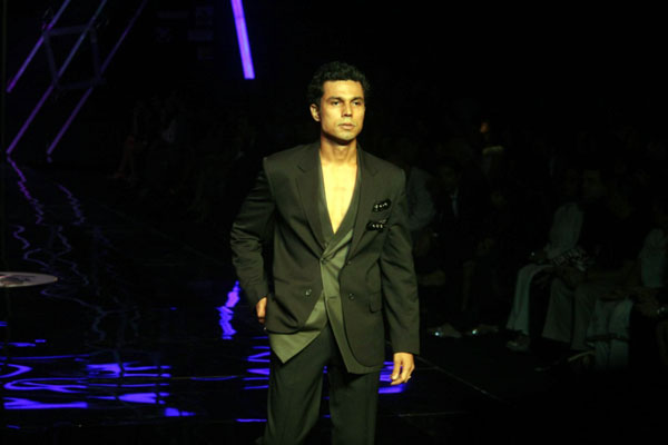 SRK Ranbir Imran walk the ramp at HDIL Couture Week  - 16 / 20 photos