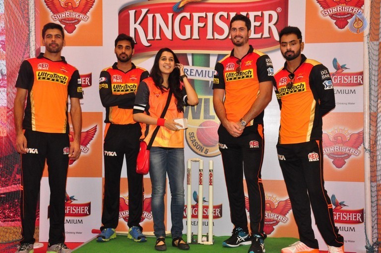 Sunrisers Team at Inorbit Mall - 1 / 28 photos