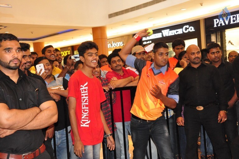 Sunrisers Team at Inorbit Mall - 2 / 28 photos